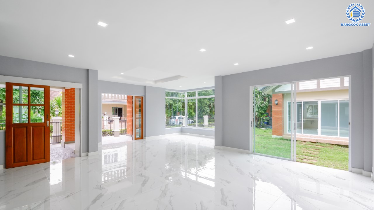 บ้านมือสองตกแต่งใหม่ ม.วรารมย์ เพชรเกษม81 แบรนด์ Q.House รองรับทุกความสุข เนื้อที่ 104 ตร.ว. ฟังก์ชัน 4 ห้องนอน 4 ห้องน้ำ (มีเรือนรับรองด้านข้าง พร้อมห้องน้ำในตัว) จอดรถได้ 2 คัน บนทำเลใกล้ The Mall บางแค และเชื่อมต่อ ถ.พุทธมณฑลสาย4 และ ถ.กาญจนาฯ